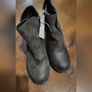 NEW Gray Pull On Ankle Boots. Lug Soles Faux Weathered Leather. Moto. Size 8.5